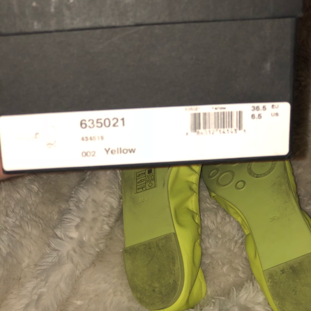 Adorable neon highlighter yellow Marc Jacobs flats - Picture 3 of 4